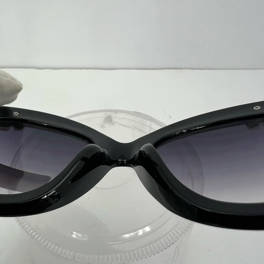 BETSEY JOHNSON FLORAL BLACK FRAME 100% UV PROTECTION WITH BLACK FRAME